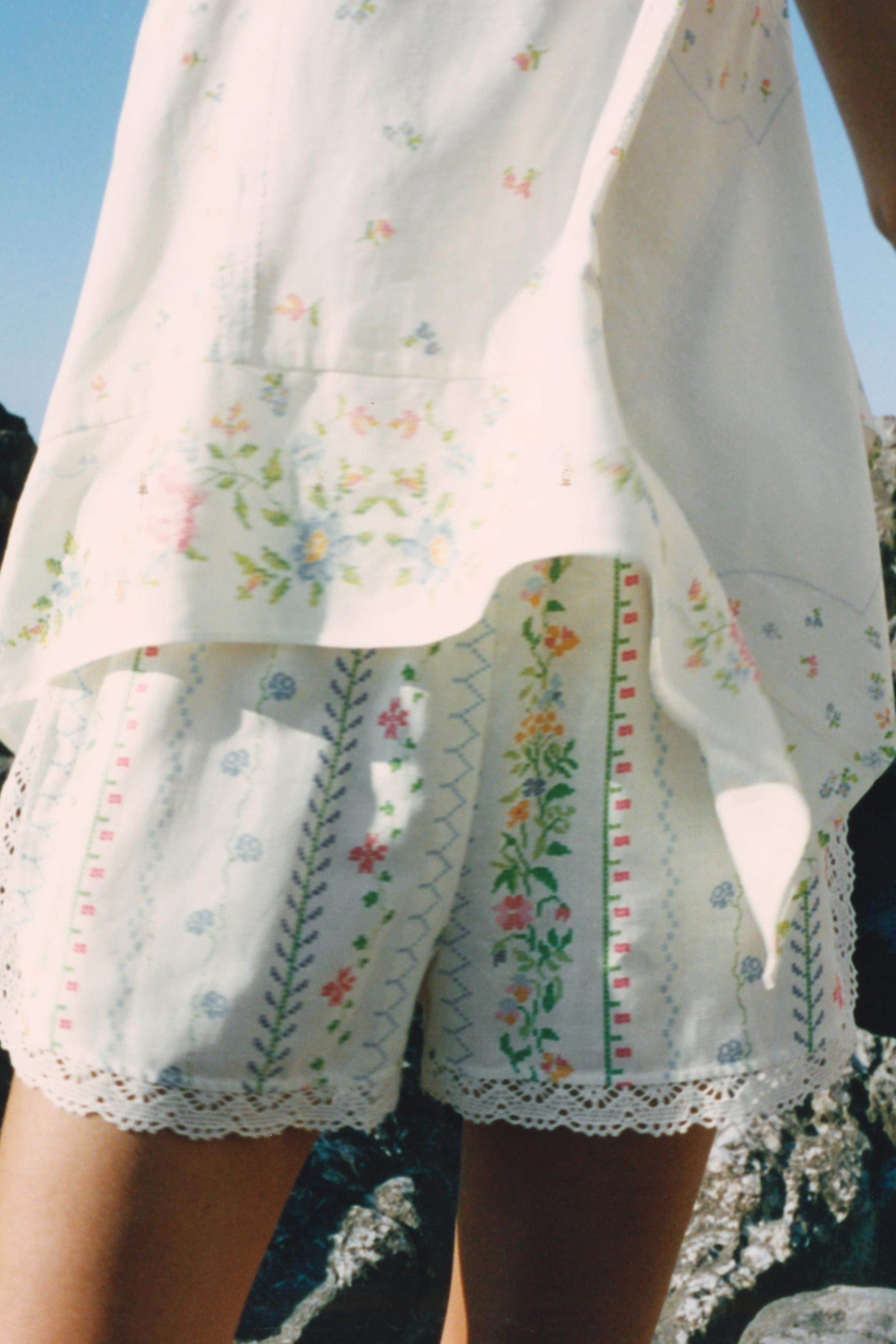 FLORAL PRINT LINEN SHORTS WITH LACE TRIM